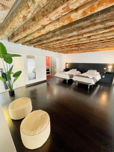 uma sala de estar com duas camas e duas cadeiras em Carretas dúplex exterior derecha em Madri
