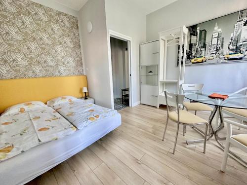 um quarto com uma cama, uma mesa e uma sala de jantar em Przy plaży Apartament BURZA em Międzyzdroje