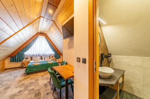 Cette chambre comprend un lit, un lavabo et une salle de bains. dans l'établissement Willa Folk Prestige, à Zakopane