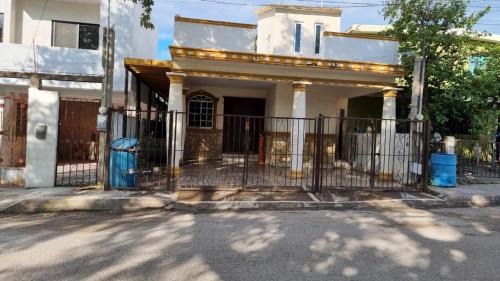 une maison blanche avec une porte en face dans l'établissement Casa Champaya, à Tampico
