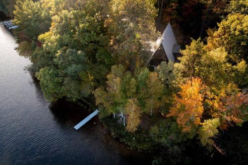 Lakeside Barn Retreat at Lake Noire في Oakwood: اطلالة جوية على نهر به اشجار ومنزل