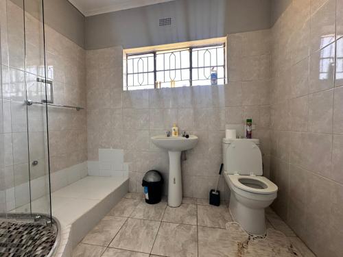 Phòng tắm tại 2 bed self-catering cottage -D and S Paradise Home