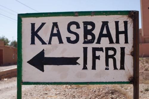 una señal con una flecha apuntando a la izquierda en KASBAH IFRi en Amdnarene