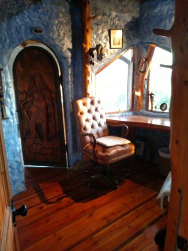 a living room with a chair and a window at Casa Cuento in Concón