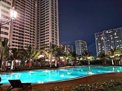 una gran piscina frente a algunos edificios altos en Vivuhome 1BR Apartment Vinhomes Grand park en Gò Công