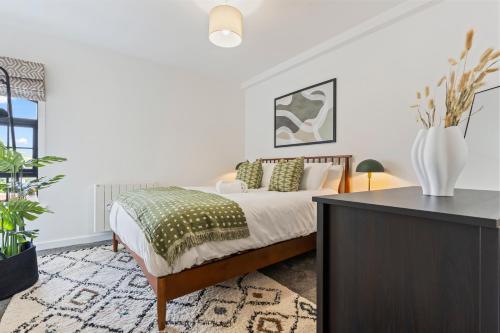 Tempat tidur dalam kamar di New 2 Bedroom Apartment in Burton