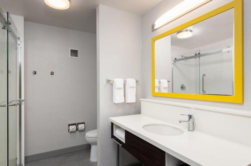 Ένα μπάνιο στο Hampton Inn & Suites Manteca