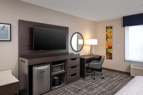 Μια τηλεόραση ή/και κέντρο ψυχαγωγίας στο Hampton Inn & Suites Manteca