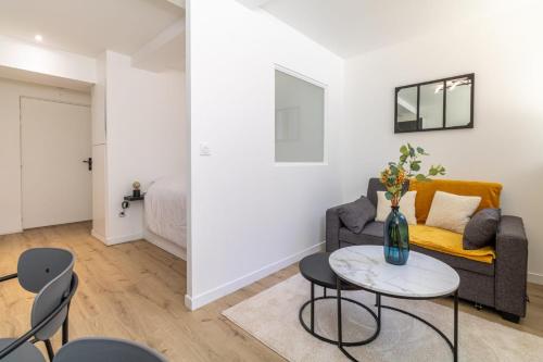 un salon avec un canapé et une table dans l'établissement Comfortable and quiet studio, à Toulouse