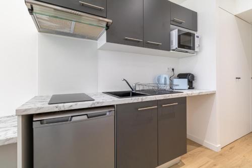 une cuisine avec un évier et un plan de travail dans l'établissement Comfortable and quiet studio, à Toulouse