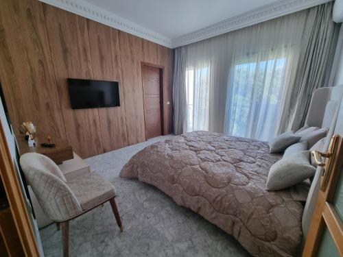 um quarto com uma cama grande e uma televisão em Tunis medina em Tunes