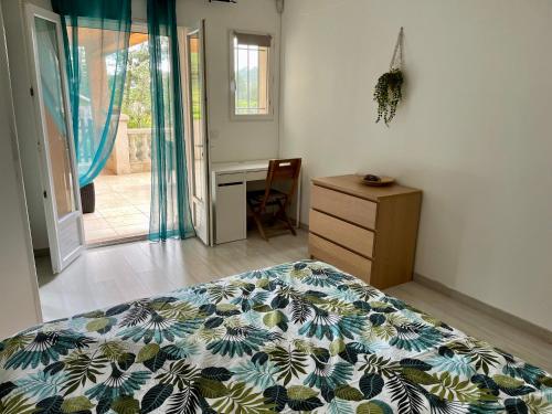 une chambre avec un lit, une commode et un bureau dans l'établissement La Casa Calanquaise - Mer à 250m accessible à pied - T2 Spacieux indépendant - Terrasse Ombragée, à Ensuès-la-Redonne