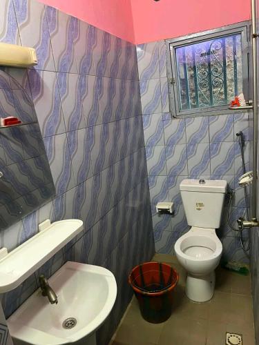 ein kleines Bad mit WC und Waschbecken in der Unterkunft As résidence meubles k in Ouagadougou