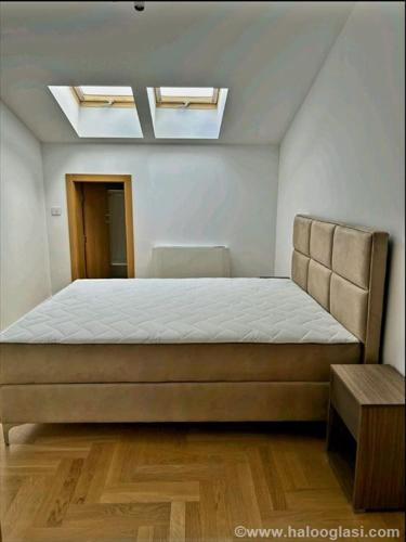 ein Schlafzimmer mit einem Bett in einem Zimmer in der Unterkunft Dorćol LUX 170 m2 in Belgrad