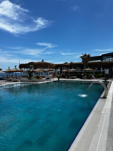 einen Pool in einem Resort mit blauem Wasser in der Unterkunft Manolya Hotel in Kyrenia