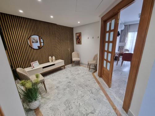 Tunis medina في تونس: غرفة معيشة مع أريكة ومرآة