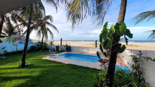 a view of the beach from the backyard of a villa at Espaço Brilho do Sol Genipabu in Extremóz