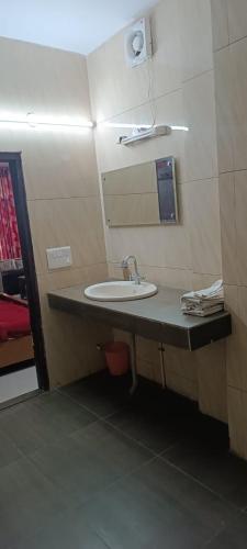 bagno con lavandino e specchio di Hotel Batra a Ludhiana