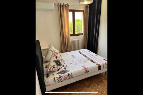 un petit lit dans une chambre avec une fenêtre dans l'établissement Élégance Villa à Saint-Raphaël, à Saint-Raphaël