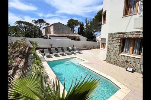 une piscine devant une maison dans l'établissement Élégance Villa à Saint-Raphaël, à Saint-Raphaël