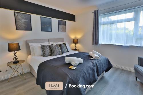 A bed or beds in a room at FREE PARKING, 10MIN DRIVE FROM M25, WALKING DISTANCE FROM CROXLEY TUBE STATION,Families, Business Stay, By HKM HOUSING Short Lets & Serviced Accommodation Watford & rickmansworth