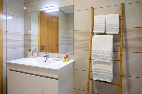 bagno con lavandino e specchio di CASA DA ROSARINHO - Casa de Campo Privada com Piscina - Arcos de Valdevez a Arcos de Valdevez