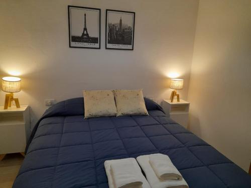 - une chambre avec un lit bleu et deux lampes dans l'établissement LaChuwy Casas, à Villa Unión