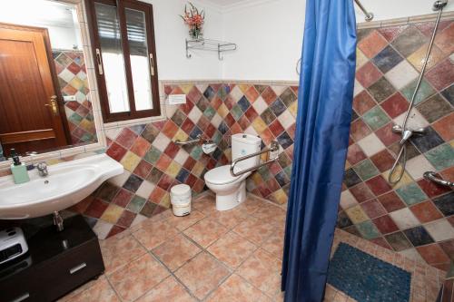 uma casa de banho com um WC e um lavatório em El Olmo em Posadas