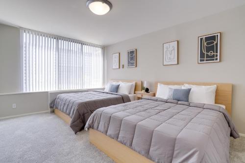 Luxury, Style, and Convenience condo at Crystal City tesisinde bir odada yatak veya yataklar