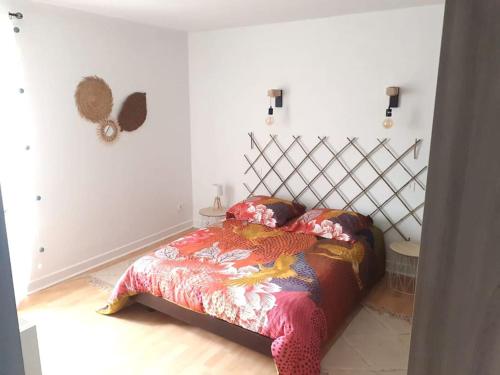 une chambre avec un lit dans une pièce dans l'établissement Gîte à deux pas de Sarlat Calme et paisible, à Proissans