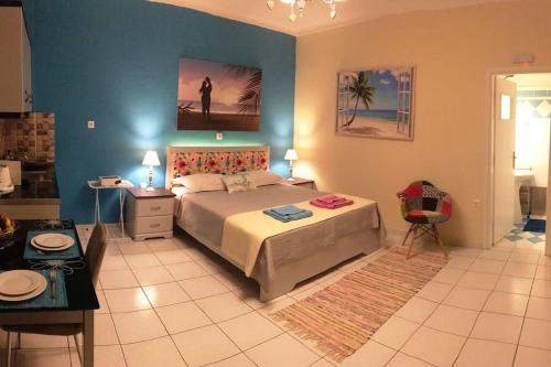 Imagen de la galería de The Blue Studio, 1 min walk from Kalamaki beach, en Kalamaki