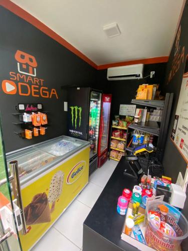 a fast food restaurant with a snack ice cream shop at Apartamento em Mossoró com 2 quartos, piscina e garagem in Mossoró