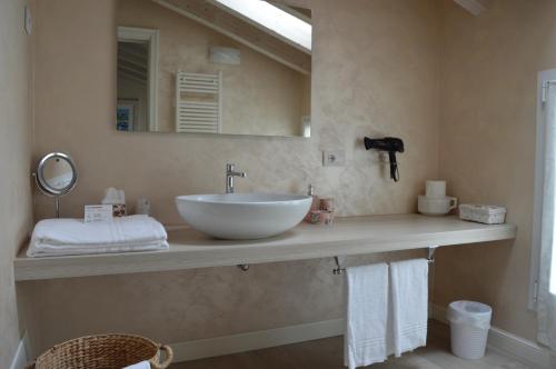 uma casa de banho com um lavatório e um espelho em B&B La Fiaba em Sirmione
