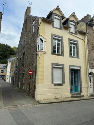 un edificio amarillo al costado de una calle en T2 Rez-de-chaussée, Le Victor Hugo, en Cancale