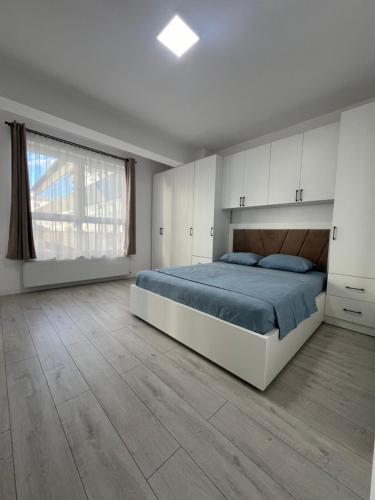 En eller flere senger på et rom på Luxury 2 bedroom Accomodation Radauti
