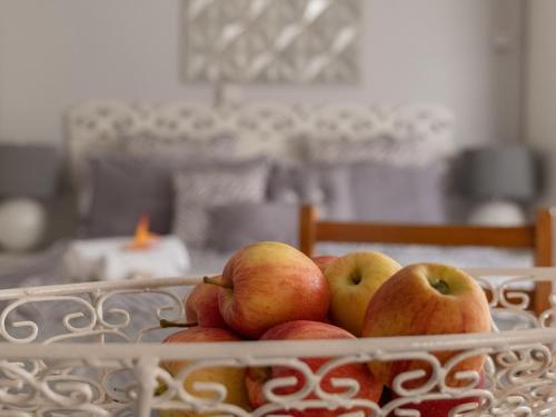una cesta de manzanas sentada en una mesa en Sutton Place Hotel en Roseau