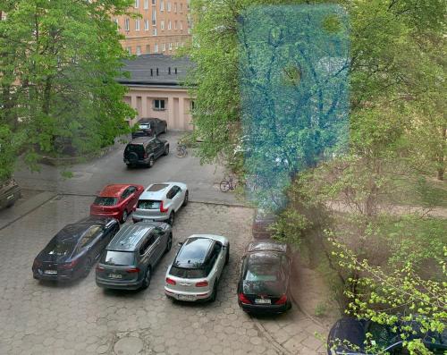 un grupo de autos estacionados en un estacionamiento en Apartament Centrum Marszałkowska 28 - pl. Zbawiciela, en Varsovia