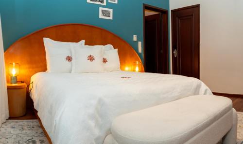 1 dormitorio con 1 cama blanca grande y cabecero de madera en Nokal Exclusive Stay, en Ciudad de México