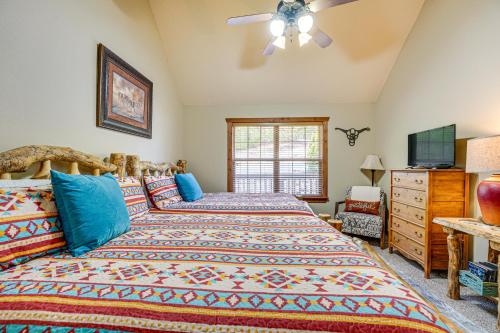 Кровать или кровати в номере Branson West Family Cabin Near PGA Golf Course!
