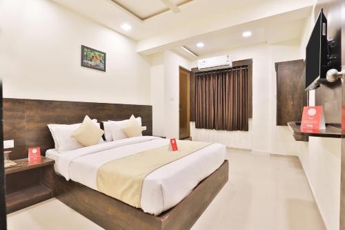 Posteľ alebo postele v izbe v ubytovaní OYO Flagship Hotel Kajri