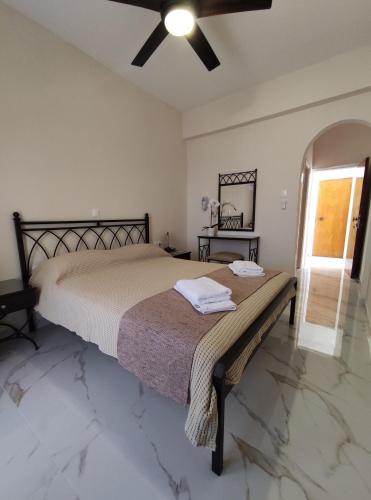 een slaapkamer met een bed met handdoeken erop bij Paradise Garden Paros in Piso Livadi