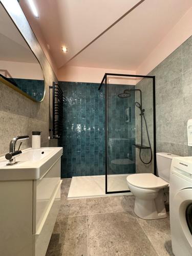 La salle de bains est pourvue d'une douche, de toilettes et d'un lavabo. dans l'établissement Apartament Szafranowy, à Wrocław