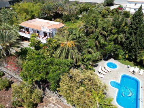 an aerial view of a house with a swimming pool at El Time in Tijarafe