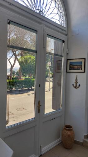 a white door with a window in a building at Cà da Ro in Fezzano