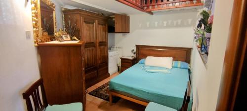 1 dormitorio pequeño con 1 cama y cocina en appartamento al mare, en Marina Julia