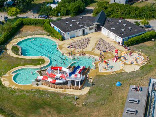 an aerial view of a large water park at Safaritent de Windroos in Kamperland