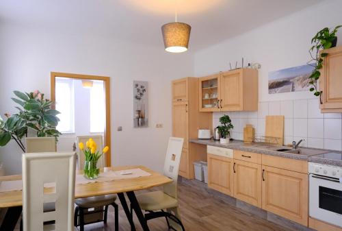 uma cozinha com uma mesa de madeira e uma sala de jantar em Urlaub nicht nur für Monteure "K1" em Gera