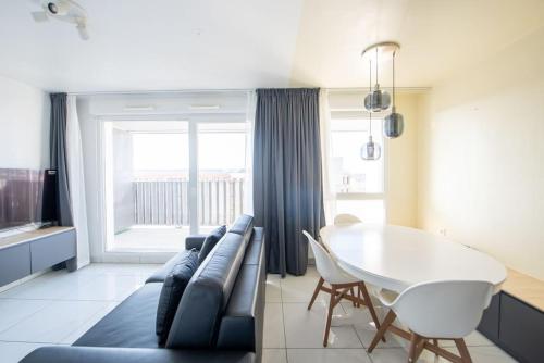 un salon avec un canapé et une table dans l'établissement beautiful 2 bedroom apartment 40 min from Paris, Évry-Courcouronnes