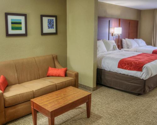 Кровать или кровати в номере Comfort Suites Plymouth near US-30