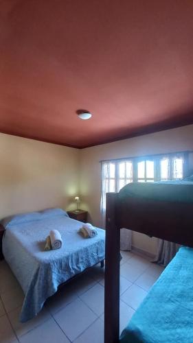 sypialnia z 2 łóżkami i czerwonym sufitem w obiekcie La Rosarito w mieście Humahuaca